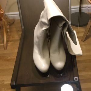 Balli boots for sale. White color, size 9,5. Heel 3,5.